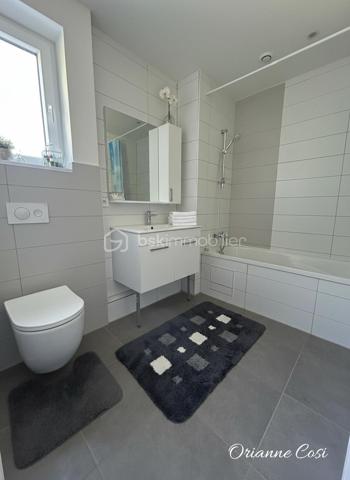 Découvrez cette belle maison individuelle de 2022, de 120 m² habitables, située dans un environnement paisible et verdoyant à La Biolle, au fond d’une impasse calme.

Cette maison offre un espace de vie lumineux de 35 m², comprenant, de plain-pied, une cuisine récente ouverte sur un salon convivial, parfait pour accueillir famille et amis.
Une première terrasse permet de profiter pleinement de l’extérieur pour vos repas en plein air. 

L’étage se compose de trois demi niveaux, où vous profiterez de quatre chambres :
    • une suite parentale avec salle d’eau de 16 m² avec accès à une terrasse,
    • une grande chambre avec dressing de 18 m²,
    • deux chambres spacieuses d’environ 11 m², avec chacune une mezzanine en plus en sous pente,
    • une salle de bain avec un second WC,
    • une buanderie de 6 m²,
    • un espace bureau,
    • et un WC indépendant.
L’agencement a été pensé pour allier fonctionnalité et confort, tout en préservant l’intimité de chacun. 

Extérieur et environnement :
Le terrain de 833 m² est agrémenté d’un ruisseau en limite de parcelle, apportant une atmosphère apaisante. 
Deux terrasses permettent de profiter pleinement de l’extérieur, Vous bénéficierez également de plusieurs emplacements de stationnement sous un carport.
La maison est située dans un secteur résidentiel calme, offrant une belle qualité de vie, entre nature et commodités.

💚 Ce que vous allez aimer : 
    • Maison très récente, aucun gros travaux à prévoir
    • Environnement calme et verdoyant
    • Chambres spacieuses + suite parentale
    • Bonne distribution des pièces et volumes agréables
    • Situation idéale : campagne à deux pas des services 

📍 À propos de La Biolle :
Charmante commune savoyarde située entre Aix-les-Bains et Albens, La Biolle séduit par son cadre naturel préservé et son esprit village. 
On y trouve une école, des commerces de proximité, des associations dynamiques, et de nombreux sentiers de randonnée. La commune bénéficie d’une excellente situation géographique, à seulement 5 minutes d’Aix-les-Bains, 20 minutes d’Annecy, et proche des accès autoroutiers. 
Un cadre de vie paisible, idéal pour les familles souhaitant vivre entre lac et montagne tout en restant proches des grands axes.
 
📞 Appelez-moi dès maintenant pour organiser une visite !

Certaines photos présentent un aménagement virtuel réalisé à l’aide d’un outil d’intelligence artificielle, à titre illustratif uniquement.