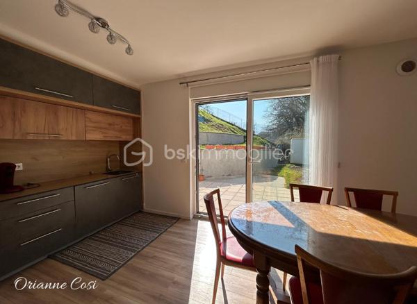 Découvrez cette belle maison individuelle de 2022, de 120 m² habitables, située dans un environnement paisible et verdoyant à La Biolle, au fond d’une impasse calme.

Cette maison offre un espace de vie lumineux de 35 m², comprenant, de plain-pied, une cuisine récente ouverte sur un salon convivial, parfait pour accueillir famille et amis.
Une première terrasse permet de profiter pleinement de l’extérieur pour vos repas en plein air. 

L’étage se compose de trois demi niveaux, où vous profiterez de quatre chambres :
    • une suite parentale avec salle d’eau de 16 m² avec accès à une terrasse,
    • une grande chambre avec dressing de 18 m²,
    • deux chambres spacieuses d’environ 11 m², avec chacune une mezzanine en plus en sous pente,
    • une salle de bain avec un second WC,
    • une buanderie de 6 m²,
    • un espace bureau,
    • et un WC indépendant.
L’agencement a été pensé pour allier fonctionnalité et confort, tout en préservant l’intimité de chacun. 

Extérieur et environnement :
Le terrain de 833 m² est agrémenté d’un ruisseau en limite de parcelle, apportant une atmosphère apaisante. 
Deux terrasses permettent de profiter pleinement de l’extérieur, Vous bénéficierez également de plusieurs emplacements de stationnement sous un carport.
La maison est située dans un secteur résidentiel calme, offrant une belle qualité de vie, entre nature et commodités.

💚 Ce que vous allez aimer : 
    • Maison très récente, aucun gros travaux à prévoir
    • Environnement calme et verdoyant
    • Chambres spacieuses + suite parentale
    • Bonne distribution des pièces et volumes agréables
    • Situation idéale : campagne à deux pas des services 

📍 À propos de La Biolle :
Charmante commune savoyarde située entre Aix-les-Bains et Albens, La Biolle séduit par son cadre naturel préservé et son esprit village. 
On y trouve une école, des commerces de proximité, des associations dynamiques, et de nombreux sentiers de randonnée. La commune bénéficie d’une excellente situation géographique, à seulement 5 minutes d’Aix-les-Bains, 20 minutes d’Annecy, et proche des accès autoroutiers. 
Un cadre de vie paisible, idéal pour les familles souhaitant vivre entre lac et montagne tout en restant proches des grands axes.
 
📞 Appelez-moi dès maintenant pour organiser une visite !

Certaines photos présentent un aménagement virtuel réalisé à l’aide d’un outil d’intelligence artificielle, à titre illustratif uniquement.