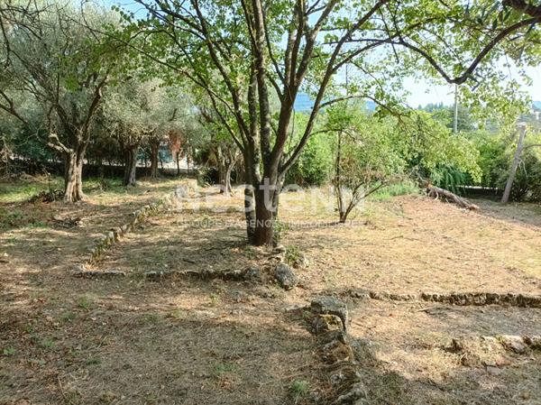 Terrain à bâtir Grasse 846 m2, beau secteur de Saint Antoine