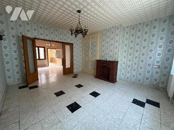 Maison mitoyenne de 131.84 m² offrant de beaux volumes et un fort potentiel. Construite en 1940...