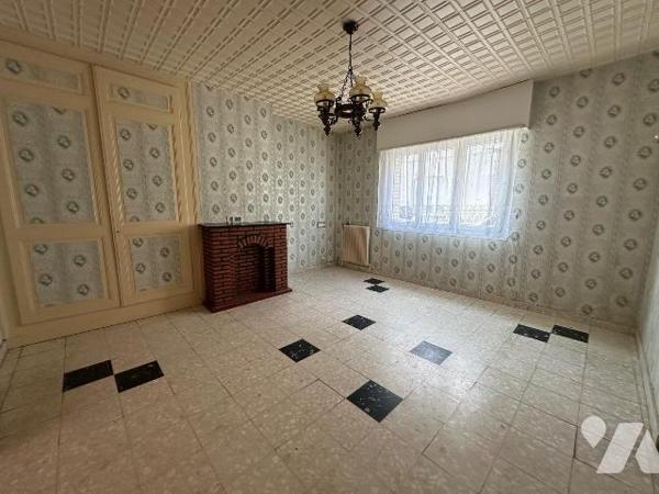 Maison mitoyenne de 131.84 m² offrant de beaux volumes et un fort potentiel. Construite en 1940...