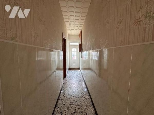 Maison mitoyenne de 131.84 m² offrant de beaux volumes et un fort potentiel. Construite en 1940...