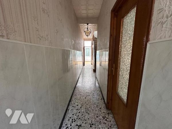 Maison mitoyenne de 131.84 m² offrant de beaux volumes et un fort potentiel. Construite en 1940...