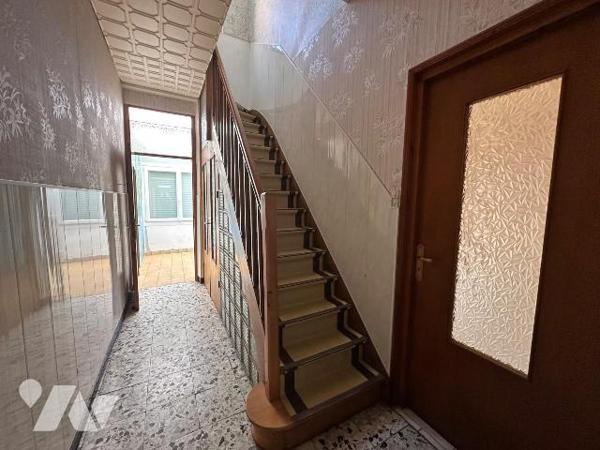 Maison mitoyenne de 131.84 m² offrant de beaux volumes et un fort potentiel. Construite en 1940...