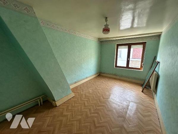 Maison mitoyenne de 131.84 m² offrant de beaux volumes et un fort potentiel. Construite en 1940...