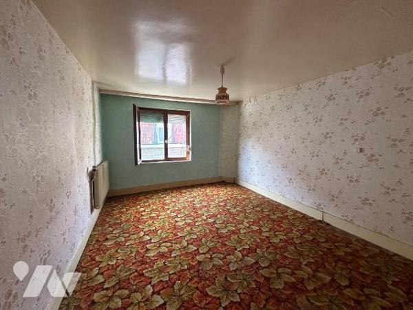 Maison mitoyenne de 131.84 m² offrant de beaux volumes et un fort potentiel. Construite en 1940...