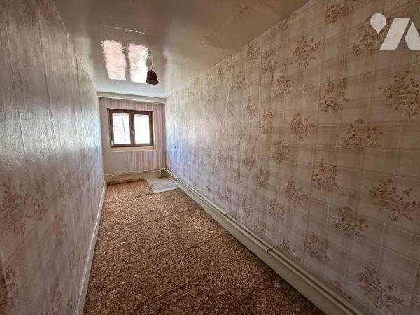Maison mitoyenne de 131.84 m² offrant de beaux volumes et un fort potentiel. Construite en 1940...