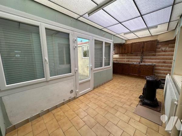 Maison mitoyenne de 131.84 m² offrant de beaux volumes et un fort potentiel. Construite en 1940...