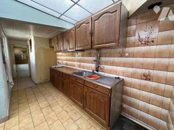 Maison mitoyenne de 131.84 m² offrant de beaux volumes et un fort potentiel. Construite en 1940...