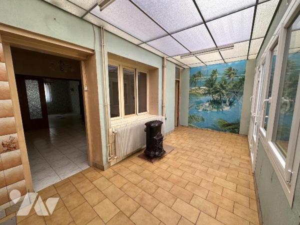 Maison mitoyenne de 131.84 m² offrant de beaux volumes et un fort potentiel. Construite en 1940...