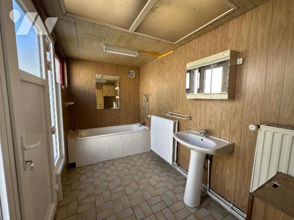 Maison mitoyenne de 131.84 m² offrant de beaux volumes et un fort potentiel. Construite en 1940...