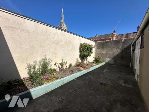 Maison mitoyenne de 131.84 m² offrant de beaux volumes et un fort potentiel. Construite en 1940...