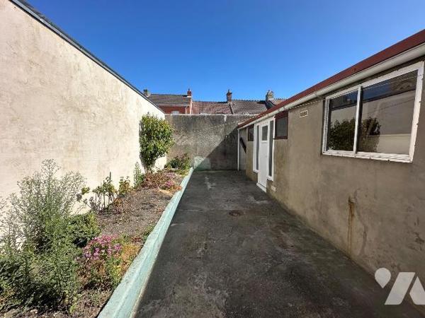Maison mitoyenne de 131.84 m² offrant de beaux volumes et un fort potentiel. Construite en 1940...