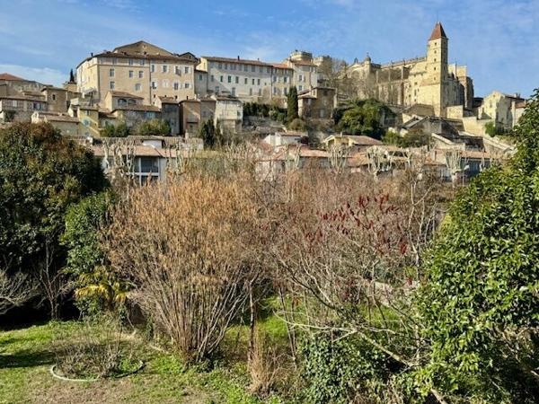AUCH - Spacieuse maison avec jardin clos, garage et parkings