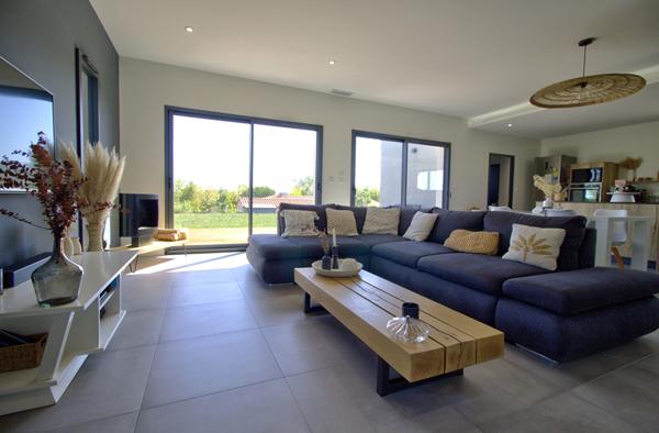 Maison plain-pied de 120m² contemporaine, lumineuse et fonctionnelle avec garage située sur les hauteurs proche d'AGEN.