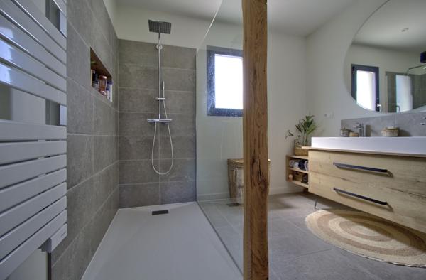 Maison plain-pied de 120m² contemporaine, lumineuse et fonctionnelle avec garage située sur les hauteurs proche d'AGEN.