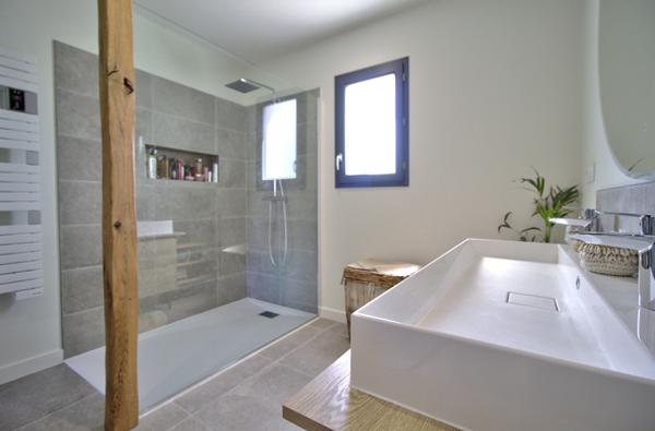 Maison plain-pied de 120m² contemporaine, lumineuse et fonctionnelle avec garage située sur les hauteurs proche d'AGEN.