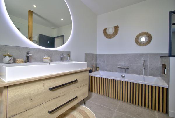 Maison plain-pied de 120m² contemporaine, lumineuse et fonctionnelle avec garage située sur les hauteurs proche d'AGEN.