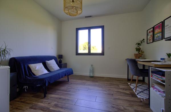 Maison plain-pied de 120m² contemporaine, lumineuse et fonctionnelle avec garage située sur les hauteurs proche d'AGEN.