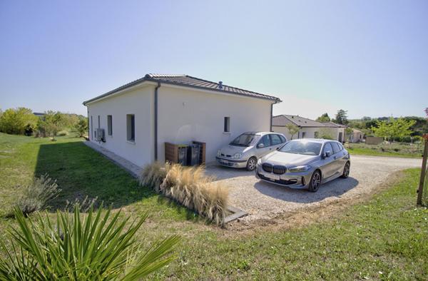 Maison plain-pied de 120m² contemporaine, lumineuse et fonctionnelle avec garage située sur les hauteurs proche d'AGEN.