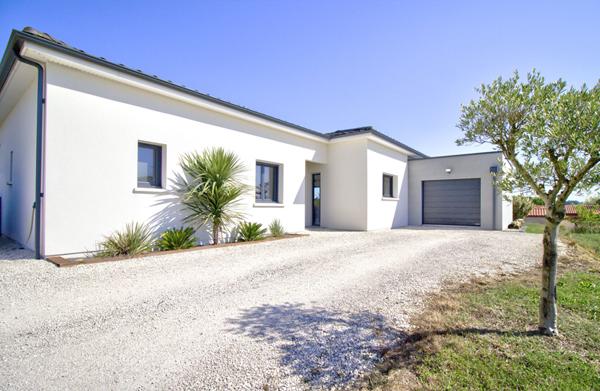 Maison plain-pied de 120m² contemporaine, lumineuse et fonctionnelle avec garage située sur les hauteurs proche d'AGEN.