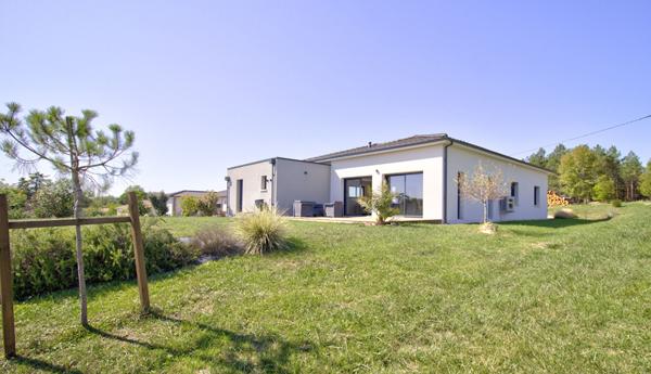 Maison plain-pied de 120m² contemporaine, lumineuse et fonctionnelle avec garage située sur les hauteurs proche d'AGEN.