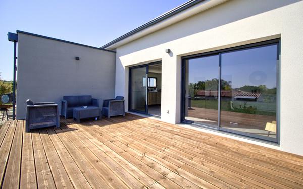 Maison plain-pied de 120m² contemporaine, lumineuse et fonctionnelle avec garage située sur les hauteurs proche d'AGEN.