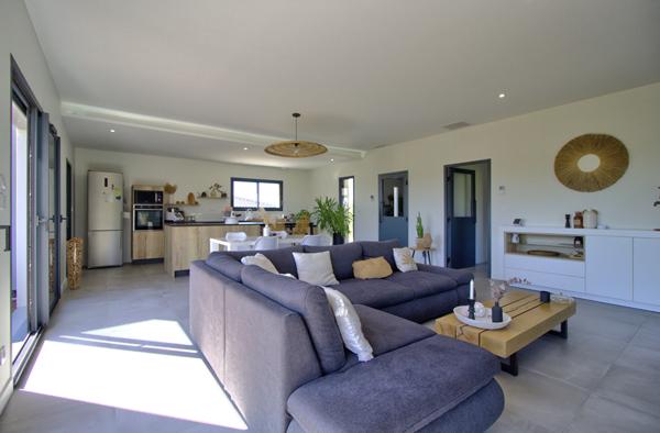 Maison plain-pied de 120m² contemporaine, lumineuse et fonctionnelle avec garage située sur les hauteurs proche d'AGEN.