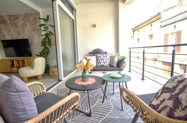 AGEN CENTRE VILLE - Maison de ville rénovée de 168m² avec 4 chambres, grand garage et extérieur dans un quartier calme.