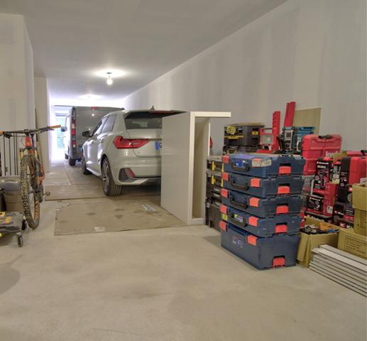 AGEN CENTRE VILLE - Maison de ville rénovée de 168m² avec 4 chambres, grand garage et extérieur dans un quartier calme.