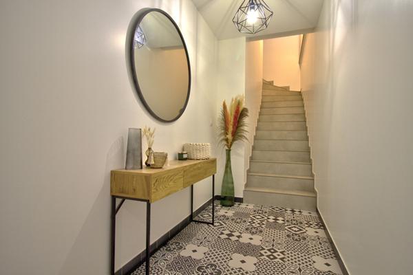 AGEN CENTRE VILLE - Maison de ville rénovée de 168m² avec 4 chambres, grand garage et extérieur dans un quartier calme.