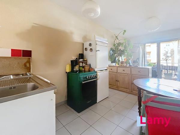 T2 avec terrasse et pkg