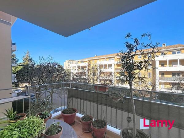 T2 avec terrasse et pkg