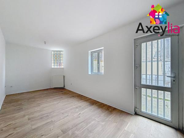 Le Coteau (42120) A LOUER - LE COTEAU - APPARTEMENT T2 RÉNOVÉ AVEC COUR