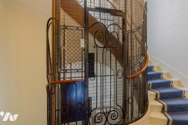 PARIS 16 / PASSY - APPARTEMENT HAUSSMANNIEN 5 PIÈCES AVEC BALCON AU CALME + CAVE