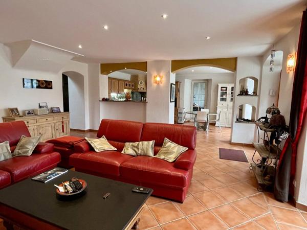 Maison 10 pièces 248 m² habitable.