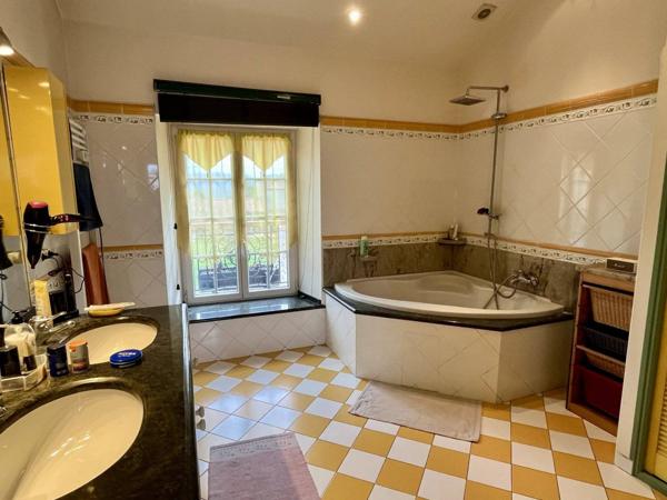 Maison 10 pièces 248 m² habitable.