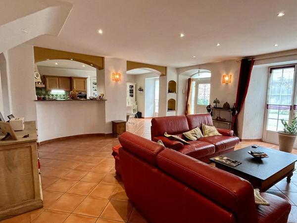 Maison 10 pièces 248 m² habitable.