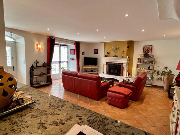 Maison 10 pièces 248 m² habitable.