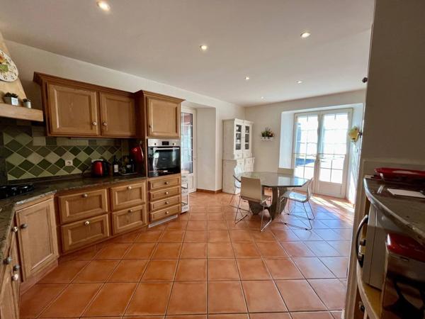 Maison 10 pièces 248 m² habitable.