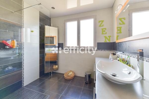 Maison
         6 pièces
        - 131 m² Exclusivité 390 000 € *