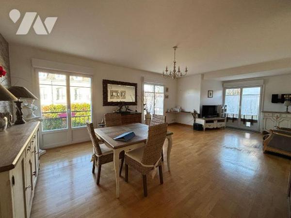 A proximité du Centre-Ville, dans une belle copropriété construite en 2002, venez découvrir cet...