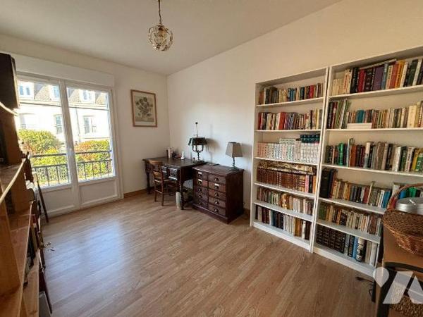 A proximité du Centre-Ville, dans une belle copropriété construite en 2002, venez découvrir cet...