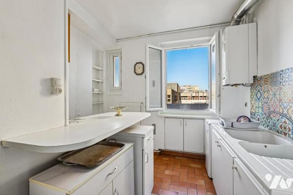 Paris XV – Rue de Vaugirard – 2/3 pièces traversant avec ascenseur