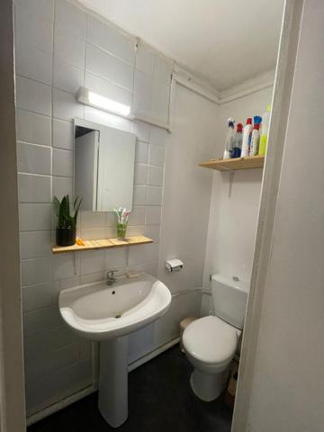 A vendre coeur de doutre, maison d'habitation composée de 4 chambres meublées louées en bail meublé d'un an avec possibilité d'avoir les chambres libres pour l'été 2026, emplacement idéal, arrêt de tramway à 1 minute à pieds.