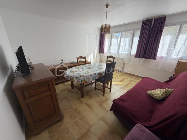Venez découvrir cet agréable appartement F4, situé au sein d’une résidence sécurisée et au calme, offrant une belle luminosité grâce à ses nombreuses fenêtres et ouvertures.

L’appartement dispose actuellement de 3 chambres et offre une configuration particulièrement intéressante : il est possible de le transformer très facilement en F3 avec peu de travaux, afin de supprimer une chambre et ainsi agrandir considérablement la pièce de vie. Une belle opportunité pour créer un espace salon/salle à manger plus vaste et convivial, selon vos envies.

La cuisine, récente et moderne, a été pensée pour être à la fois esthétique, fonctionnelle et pratique au quotidien.

L’appartement bénéficie également de précieux espaces annexes avec une cave ainsi qu’un garage privatif, apportant un véritable confort supplémentaire pour le rangement et le stationnement.

La résidence fait actuellement l’objet d’une procédure en cours concernant des travaux d’isolation, un projet qui pourra contribuer à l’amélioration du confort thermique de l'ensemble immobilier.

Les + du bien :
Appartement F4 – 3 chambres
Possibilité de transformation facile en F3 avec grande pièce de vie
Appartement lumineux grâce aux multiples fenêtres
Cuisine récente, moderne et fonctionnelle
Garage privatif
Cave
Résidence sécurisée
Environnement calme
Projet de travaux d’isolation en cours au sein de la résidence
Beau potentiel d’aménagement

✨ Un appartement fonctionnel, lumineux et modulable, idéal pour une famille comme pour des acquéreurs recherchant une grande pièce de vie.