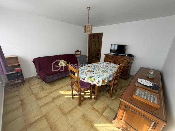 Venez découvrir cet agréable appartement F4, situé au sein d’une résidence sécurisée et au calme, offrant une belle luminosité grâce à ses nombreuses fenêtres et ouvertures.

L’appartement dispose actuellement de 3 chambres et offre une configuration particulièrement intéressante : il est possible de le transformer très facilement en F3 avec peu de travaux, afin de supprimer une chambre et ainsi agrandir considérablement la pièce de vie. Une belle opportunité pour créer un espace salon/salle à manger plus vaste et convivial, selon vos envies.

La cuisine, récente et moderne, a été pensée pour être à la fois esthétique, fonctionnelle et pratique au quotidien.

L’appartement bénéficie également de précieux espaces annexes avec une cave ainsi qu’un garage privatif, apportant un véritable confort supplémentaire pour le rangement et le stationnement.

La résidence fait actuellement l’objet d’une procédure en cours concernant des travaux d’isolation, un projet qui pourra contribuer à l’amélioration du confort thermique de l'ensemble immobilier.

Les + du bien :
Appartement F4 – 3 chambres
Possibilité de transformation facile en F3 avec grande pièce de vie
Appartement lumineux grâce aux multiples fenêtres
Cuisine récente, moderne et fonctionnelle
Garage privatif
Cave
Résidence sécurisée
Environnement calme
Projet de travaux d’isolation en cours au sein de la résidence
Beau potentiel d’aménagement

✨ Un appartement fonctionnel, lumineux et modulable, idéal pour une famille comme pour des acquéreurs recherchant une grande pièce de vie.