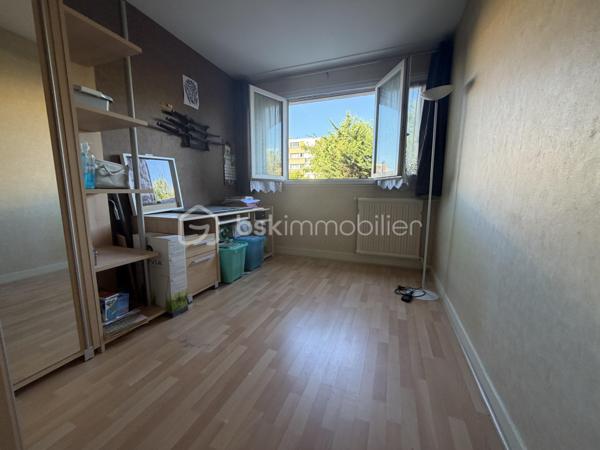 Venez découvrir cet agréable appartement F4, situé au sein d’une résidence sécurisée et au calme, offrant une belle luminosité grâce à ses nombreuses fenêtres et ouvertures.

L’appartement dispose actuellement de 3 chambres et offre une configuration particulièrement intéressante : il est possible de le transformer très facilement en F3 avec peu de travaux, afin de supprimer une chambre et ainsi agrandir considérablement la pièce de vie. Une belle opportunité pour créer un espace salon/salle à manger plus vaste et convivial, selon vos envies.

La cuisine, récente et moderne, a été pensée pour être à la fois esthétique, fonctionnelle et pratique au quotidien.

L’appartement bénéficie également de précieux espaces annexes avec une cave ainsi qu’un garage privatif, apportant un véritable confort supplémentaire pour le rangement et le stationnement.

La résidence fait actuellement l’objet d’une procédure en cours concernant des travaux d’isolation, un projet qui pourra contribuer à l’amélioration du confort thermique de l'ensemble immobilier.

Les + du bien :
Appartement F4 – 3 chambres
Possibilité de transformation facile en F3 avec grande pièce de vie
Appartement lumineux grâce aux multiples fenêtres
Cuisine récente, moderne et fonctionnelle
Garage privatif
Cave
Résidence sécurisée
Environnement calme
Projet de travaux d’isolation en cours au sein de la résidence
Beau potentiel d’aménagement

✨ Un appartement fonctionnel, lumineux et modulable, idéal pour une famille comme pour des acquéreurs recherchant une grande pièce de vie.