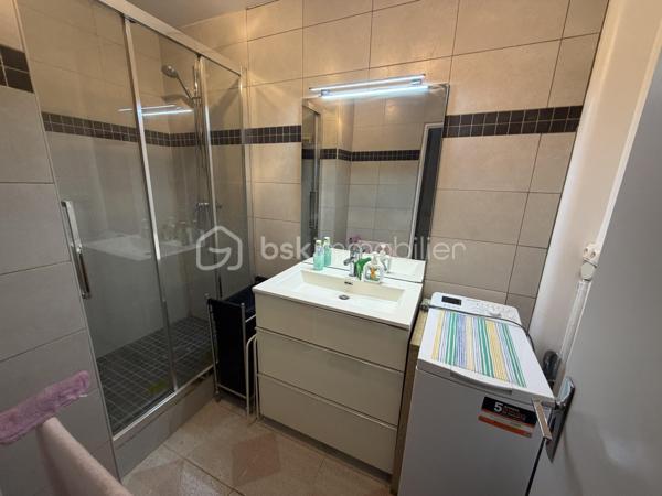 Venez découvrir cet agréable appartement F4, situé au sein d’une résidence sécurisée et au calme, offrant une belle luminosité grâce à ses nombreuses fenêtres et ouvertures.

L’appartement dispose actuellement de 3 chambres et offre une configuration particulièrement intéressante : il est possible de le transformer très facilement en F3 avec peu de travaux, afin de supprimer une chambre et ainsi agrandir considérablement la pièce de vie. Une belle opportunité pour créer un espace salon/salle à manger plus vaste et convivial, selon vos envies.

La cuisine, récente et moderne, a été pensée pour être à la fois esthétique, fonctionnelle et pratique au quotidien.

L’appartement bénéficie également de précieux espaces annexes avec une cave ainsi qu’un garage privatif, apportant un véritable confort supplémentaire pour le rangement et le stationnement.

La résidence fait actuellement l’objet d’une procédure en cours concernant des travaux d’isolation, un projet qui pourra contribuer à l’amélioration du confort thermique de l'ensemble immobilier.

Les + du bien :
Appartement F4 – 3 chambres
Possibilité de transformation facile en F3 avec grande pièce de vie
Appartement lumineux grâce aux multiples fenêtres
Cuisine récente, moderne et fonctionnelle
Garage privatif
Cave
Résidence sécurisée
Environnement calme
Projet de travaux d’isolation en cours au sein de la résidence
Beau potentiel d’aménagement

✨ Un appartement fonctionnel, lumineux et modulable, idéal pour une famille comme pour des acquéreurs recherchant une grande pièce de vie.