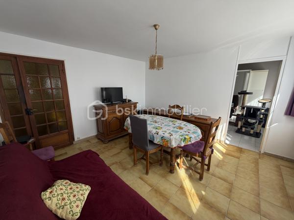 Venez découvrir cet agréable appartement F4, situé au sein d’une résidence sécurisée et au calme, offrant une belle luminosité grâce à ses nombreuses fenêtres et ouvertures.

L’appartement dispose actuellement de 3 chambres et offre une configuration particulièrement intéressante : il est possible de le transformer très facilement en F3 avec peu de travaux, afin de supprimer une chambre et ainsi agrandir considérablement la pièce de vie. Une belle opportunité pour créer un espace salon/salle à manger plus vaste et convivial, selon vos envies.

La cuisine, récente et moderne, a été pensée pour être à la fois esthétique, fonctionnelle et pratique au quotidien.

L’appartement bénéficie également de précieux espaces annexes avec une cave ainsi qu’un garage privatif, apportant un véritable confort supplémentaire pour le rangement et le stationnement.

La résidence fait actuellement l’objet d’une procédure en cours concernant des travaux d’isolation, un projet qui pourra contribuer à l’amélioration du confort thermique de l'ensemble immobilier.

Les + du bien :
Appartement F4 – 3 chambres
Possibilité de transformation facile en F3 avec grande pièce de vie
Appartement lumineux grâce aux multiples fenêtres
Cuisine récente, moderne et fonctionnelle
Garage privatif
Cave
Résidence sécurisée
Environnement calme
Projet de travaux d’isolation en cours au sein de la résidence
Beau potentiel d’aménagement

✨ Un appartement fonctionnel, lumineux et modulable, idéal pour une famille comme pour des acquéreurs recherchant une grande pièce de vie.